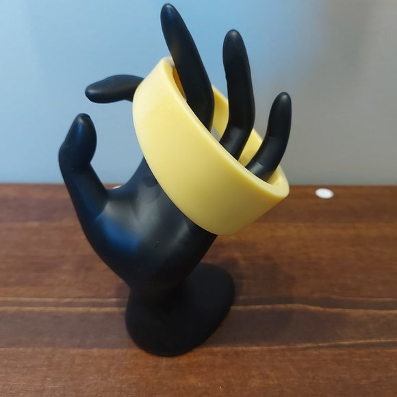 70's/80's Vintage Milky Yellow Multi-Width Bangle - Picture 1 of 5